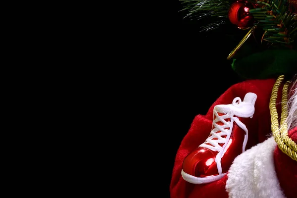 Fotografia Czerwonego Buta Świątecznego Ramieniu Świętego Mikołaja Fotografia Jest Oświetlona — Zdjęcie stockowe