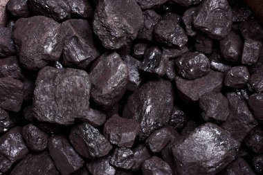 Bazı karbon kayaların yukarıdan çekilmiş bir fotoğrafı. Fotoğraf stüdyoda yapay ışık ve yatay formatta çekildi..