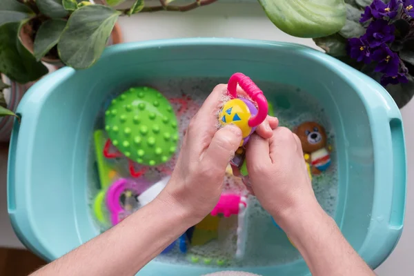 Lavaggio di giocattoli di plastica per bambini da microbi e sporcizia — Foto Stock