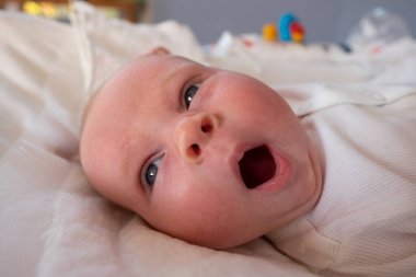 Esneyen bebek sabah uyanıyor..