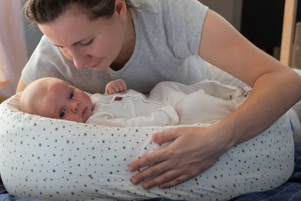 Zbliżenie portret matki z dzieckiem spoczywa na łóżku — Zdjęcie stockowe