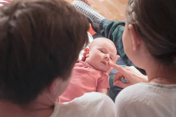 Gelukkige ouders houden van hun pasgeboren babymeisje — Stockfoto