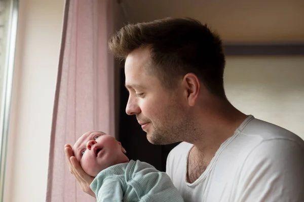Young father and newborn baby girl spending time together — Stock Photo, Image