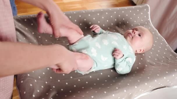 Ibu memijat kaki bayinya, melakukan latihan untuk otot — Stok Video