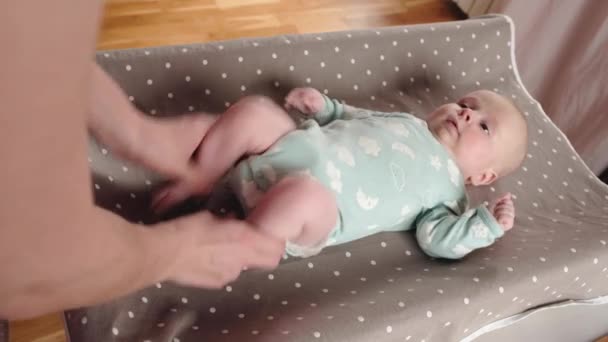 Mutter massiert ihre Babybeine, macht Übungen für die Muskeln — Stockvideo