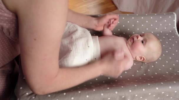 Mutter massiert ihre Babyhände, macht bei hom Übungen für die Muskeln — Stockvideo