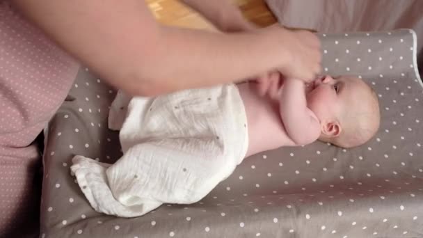 Mutter massiert ihre Babyhände, macht bei hom Übungen für die Muskeln — Stockvideo