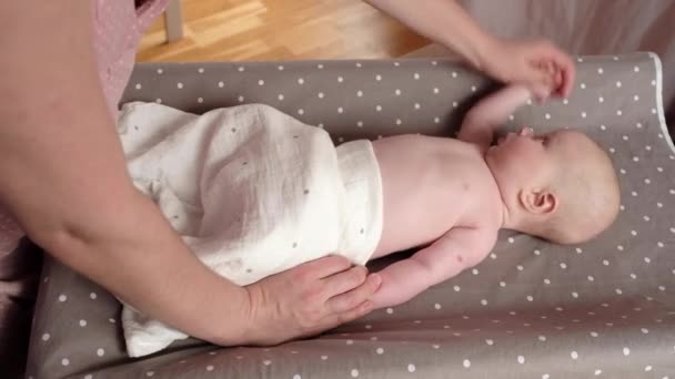 Мама массирует свои детские руки, делает упражнения для мышц в доме — стоковое видео