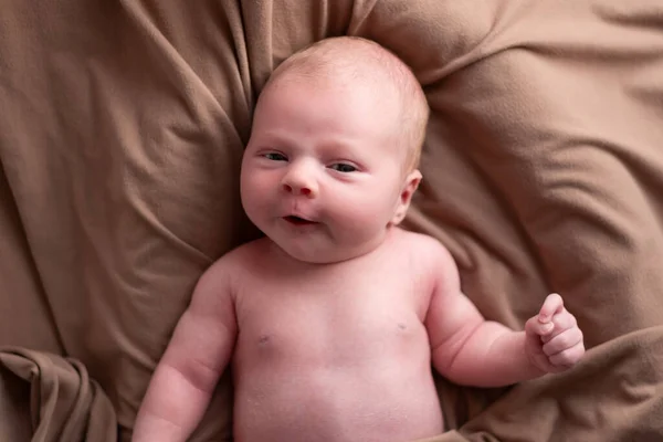 Niño posando para su primer retrato — Foto de Stock