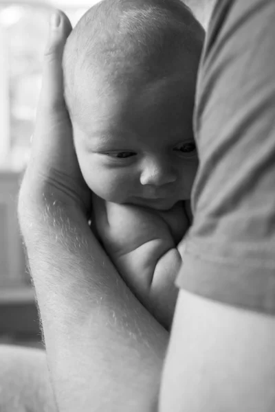 Young father and newborn baby girl spending time together — Stock Photo, Image