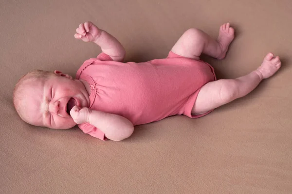 Μικρό μωρό που κλαίει σε καφέ κουβέρτα — Φωτογραφία Αρχείου