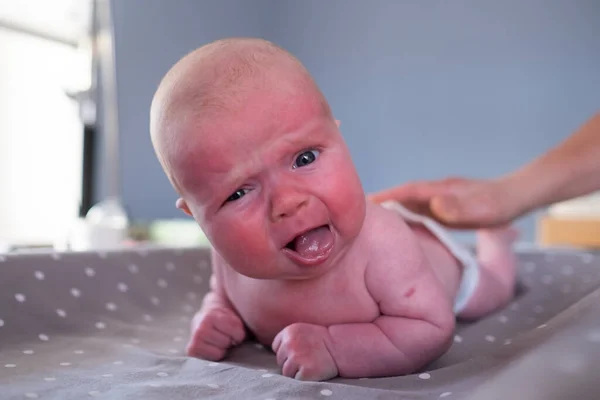 Bebê menina chorando na câmera sendo chateado como é difícil para ela se deitar na barriga — Fotografia de Stock