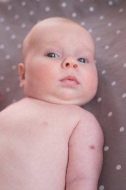 Kolunda BCG aşısı ya da tüberküloz aşısı olan yeni doğmuş bir bebek..