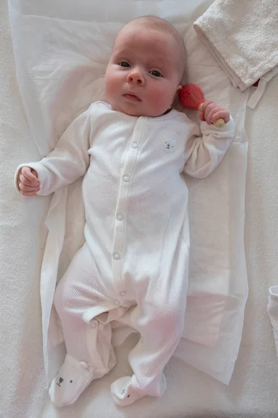 Niña sosteniendo el juguete en la mano, jugando con el bolso de madera — Foto de Stock