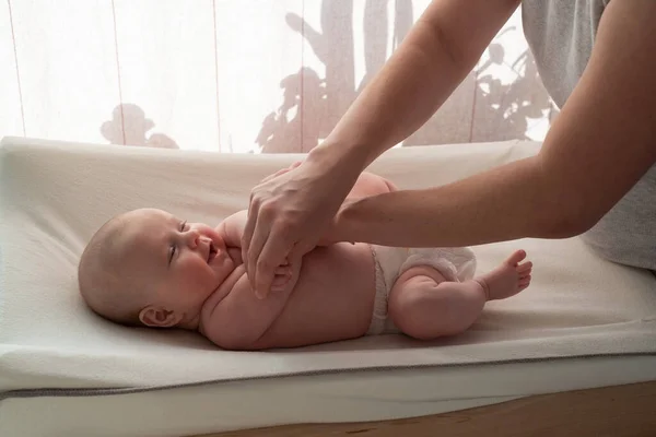 Moeder masseert haar kind handen thuis — Stockfoto