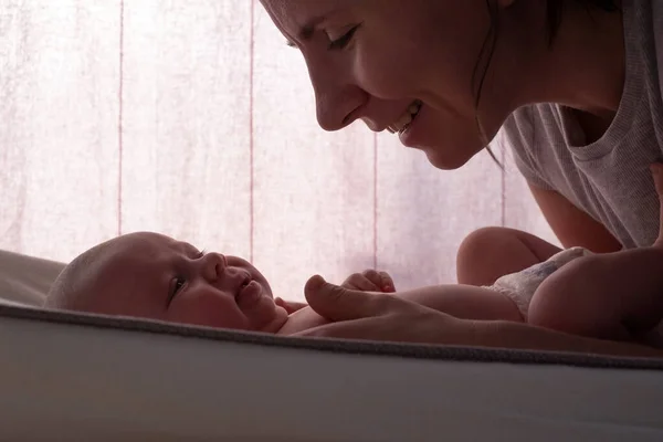 Mãe branca mudando bebê menina pano limpo — Fotografia de Stock