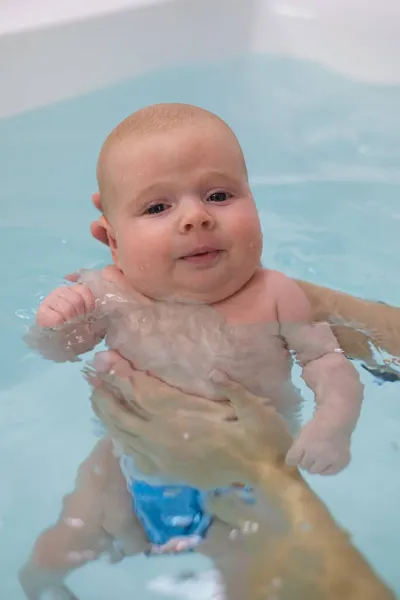 Kaukasisches 2 Monate altes Baby trainiert im Schwimmbad — Stockfoto