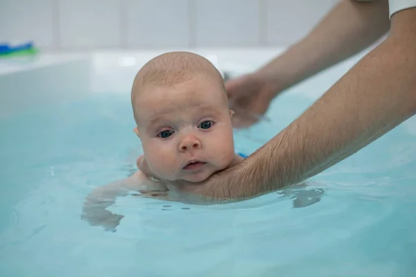Caucasico 2 mese bambino che esercita in piscina — Foto Stock