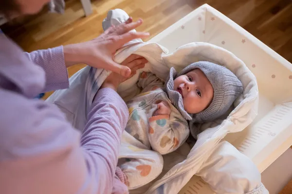 Ta på varma kläder på baby flicka förbereder sig för en promenad på kall vinterdag. — Stockfoto