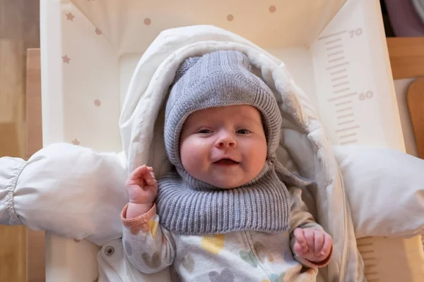 Ta på varma kläder på baby flicka förbereder sig för en promenad på kall vinterdag. — Stockfoto