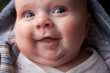 Küçük çocuk kameraya gülümsüyor. portreyi kapat.