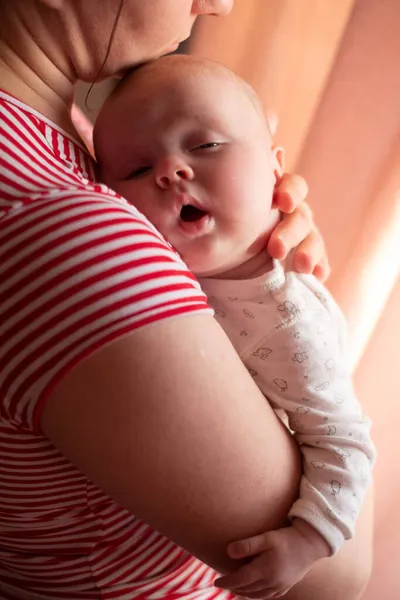 Mama caucaziana tinandu-si fetita nou-nascuta petrecand timp impreuna — Fotografie, imagine de stoc