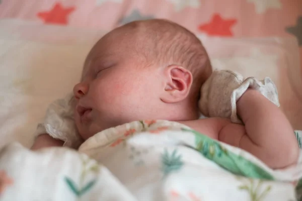 Adorable bebé recién nacido caucásico durmiendo en la cama — Foto de Stock
