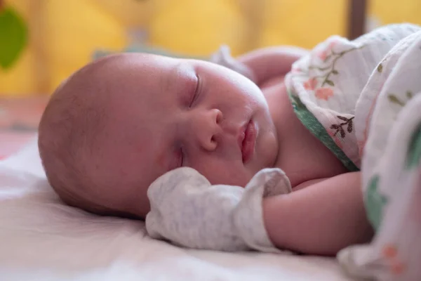 Adorable caucasian newborn baby sleeping in bed — Stock Photo, Image