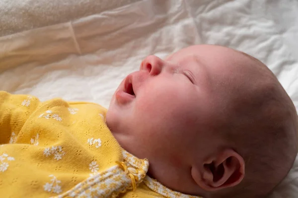 Чарівна кайкасянська новонароджена дитина спить у ліжку — стокове фото