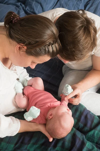 Pais felizes segurando sua menina recém-nascida — Fotografia de Stock