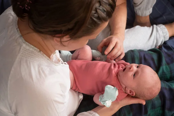Boldog szülők tartja az újszülött kislány — Stock Fotó