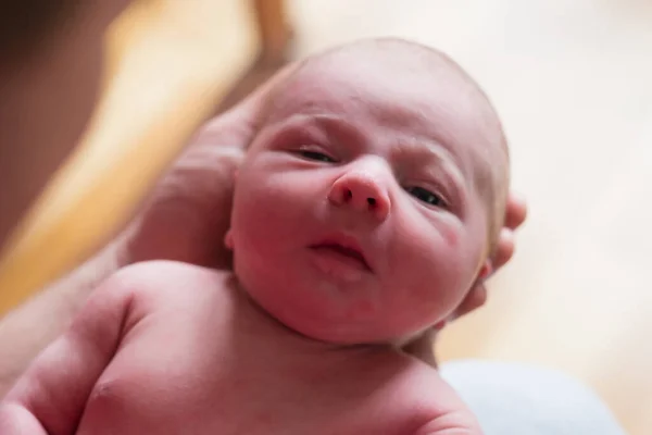 Baby jongen poseren voor zijn eerste portret — Stockfoto