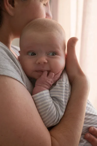 Kafkasyalı anne yeni doğmuş bebeğini kucağında tutuyor ve birlikte vakit geçiriyor. — Stok fotoğraf