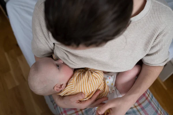 Mãe branca amamentando bebê menina. Vista superior — Fotografia de Stock