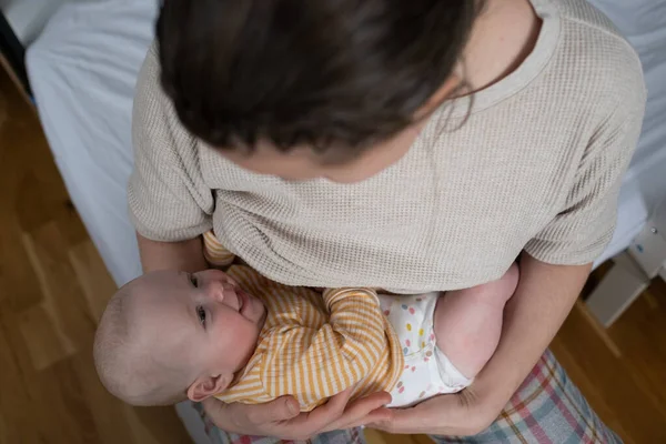 Mère caucasienne allaitant bébé fille. Vue du dessus — Photo