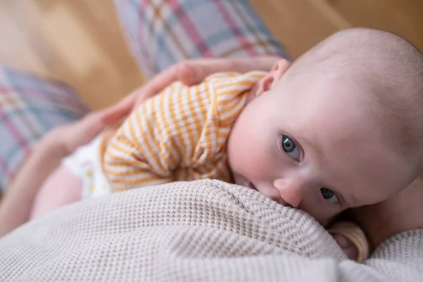 Divertido bebé caucásico acostado en la cama. —  Fotos de Stock