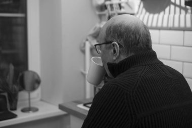 Komuta sizde pencereden tarafından bakan çay holding