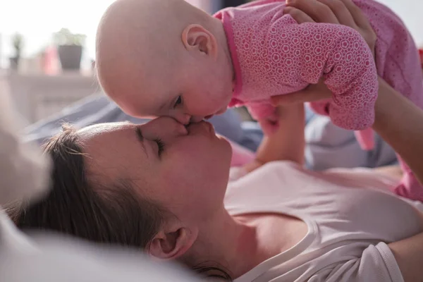 Selamat mencintai ibu Kaukasia menghabiskan waktu, bermain dengan bayi perempuan. — Stok Foto