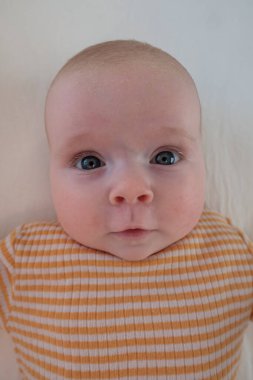 Kafkas bebek yatakta yatıyor..