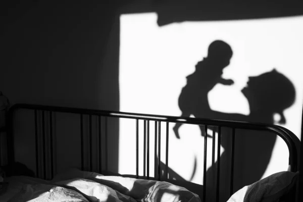 Silueta unui copil și părinte care se joacă în cameră dimineața. — Fotografie, imagine de stoc