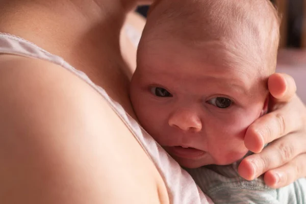 Blank moeder holdin haar pasgeboren baby meisje tijd doorbrengen samen — Stockfoto