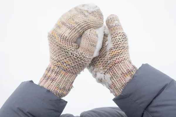 Snowball in the hand of a woman. ready for snow fight — Fotografia de Stock