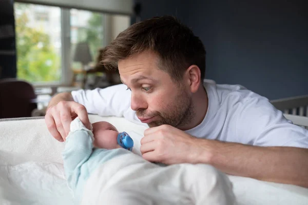 Young caucasian father hugging his newborn daughter — Stock Photo, Image