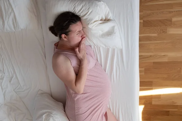 妊娠中の原因アジアの成熟した女性は家でベッドで寝て — ストック写真