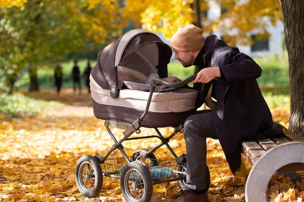 Glad ung pappa med barnvagn under promenad i naturen — Stockfoto