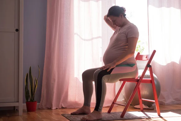 Mulher grávida em esteira de fitness, treinamento em casa — Fotografia de Stock