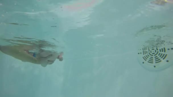 Caucásico bebé niño buceo bajo el agua. — Vídeos de Stock