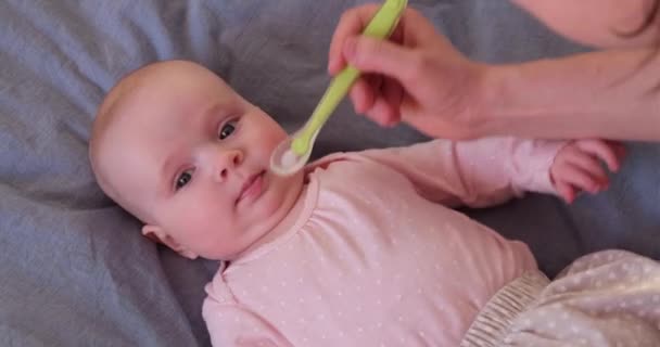 Kaukasische Mutter gibt ihrem Baby flüssige Medizin. Gesundheits- und Behandlungskonzept für Kinder. — Stockvideo