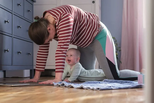 Mãe com bebê fazer ioga em casa para ser forte e saudável — Fotografia de Stock