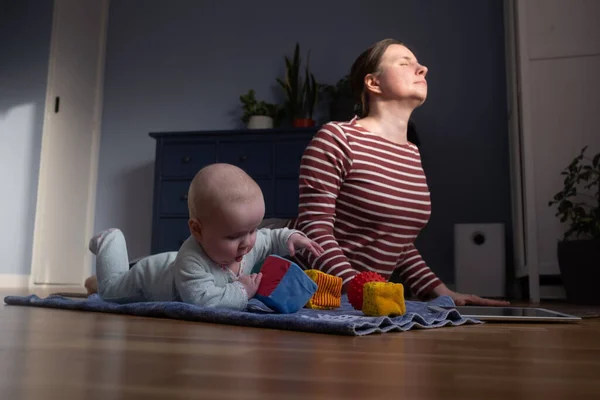 Beyaz anne ve bebek güçlü ve sağlıklı olmak için evde yoga yapıyorlar., — Stok fotoğraf